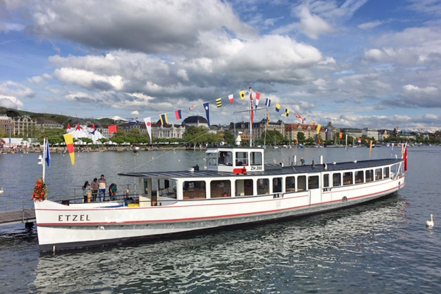 MS Etzel mit Festbeflaggung auf dem Zürichsee
